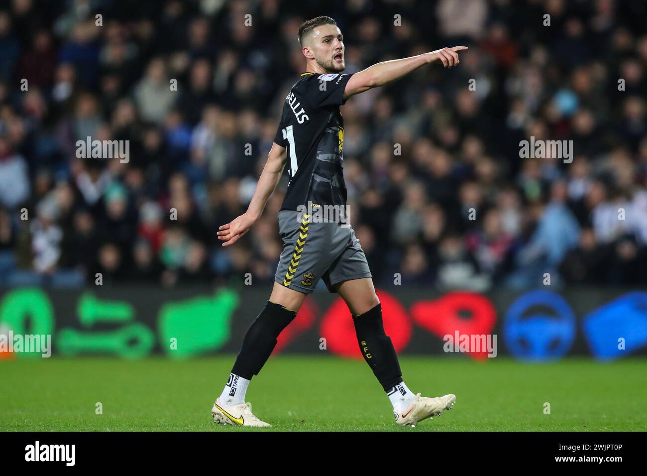 West Bromwich, Regno Unito. 16 febbraio 2024. Taylor Harwood-Bellis di Southampton dà istruzioni ai suoi compagni di squadra durante la partita del titolo Sky Bet West Bromwich Albion vs Southampton all'Hawthorns, West Bromwich, Regno Unito, 16 febbraio 2024 (foto di Gareth Evans/News Images) a West Bromwich, Regno Unito, il 16 febbraio 2024. (Foto di Gareth Evans/News Images/Sipa USA) credito: SIPA USA/Alamy Live News Foto Stock