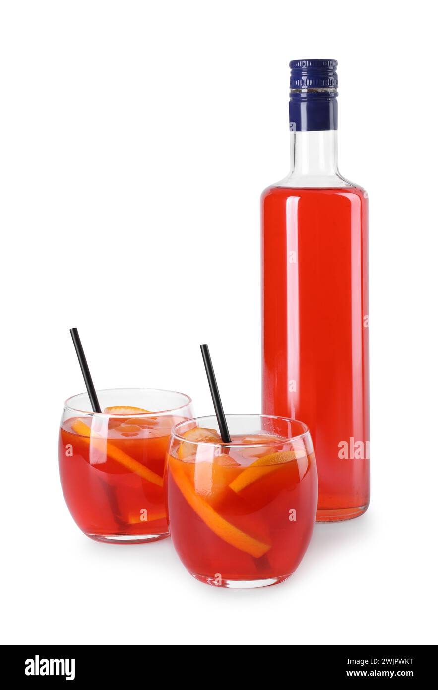 Cocktail spritz Aperol, cannucce e fette di arancia in bicchieri isolati su bianco Foto Stock