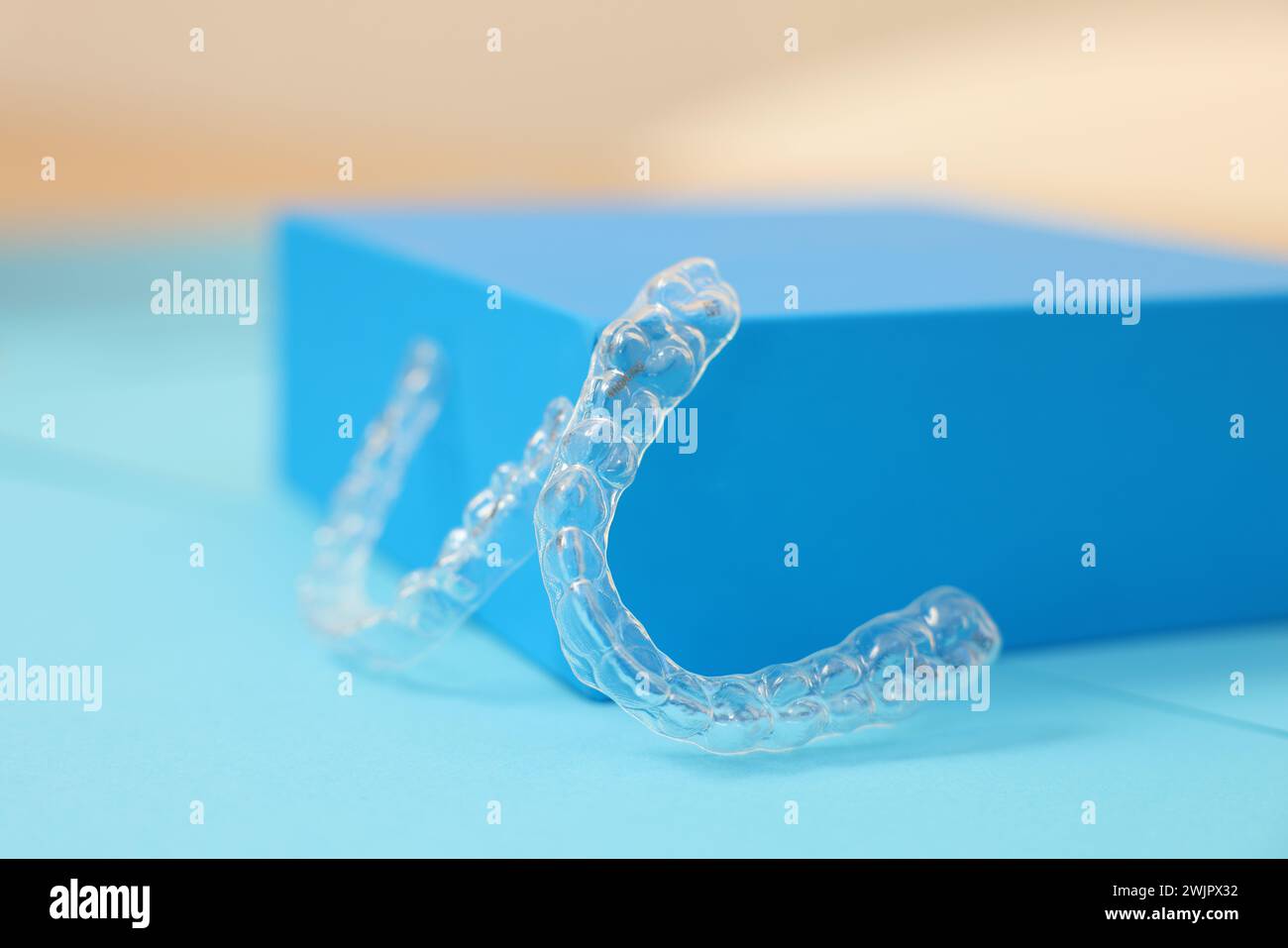 Allineatori dentali trasparenti su sfondo a colori, primo piano Foto Stock
