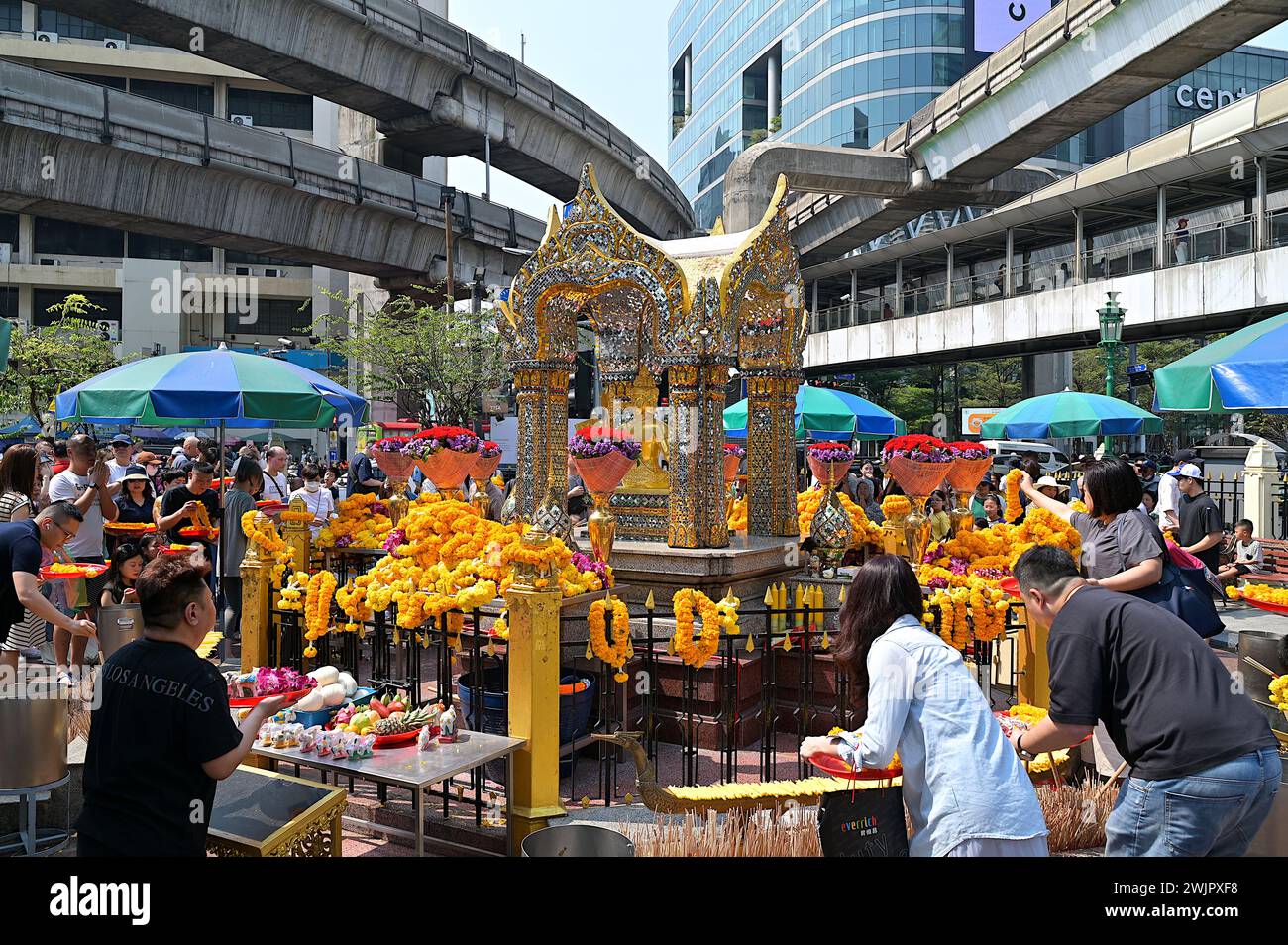 Il veneratissimo Santuario di Erawan a Ratchaprosong a Bangkok vede un flusso costante di devoti durante tutto il giorno e la notte Foto Stock