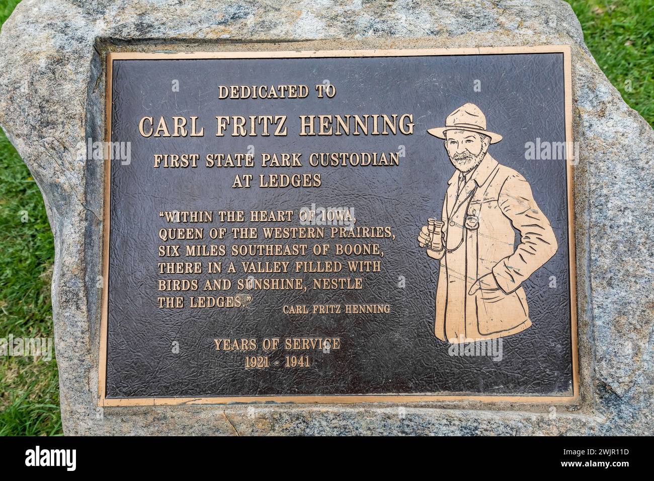 Placca in bronzo che commemora Carl Fritz Henning, nel suo omonimo rifugio costruito dal CCC durante la grande depressione nel Ledges State Park vicino a Boone, Foto Stock