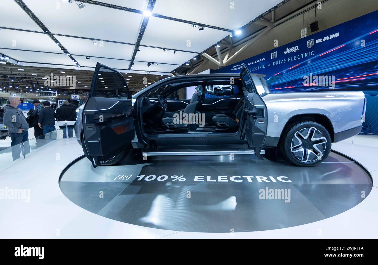 Toronto, Canada. 16 febbraio 2024. La gente guarda un camion elettrico RAM durante il Canadian International AutoShow 2024 a Toronto, Canada, 16 febbraio 2024. L'annuale Canadian International AutoShow 2024 è partito venerdì per presentare le ultime innovazioni, tendenze e innovazioni nel mondo automobilistico con la partecipazione di 45 marchi automobilistici. Crediti: Zou Zheng/Xinhua/Alamy Live News Foto Stock