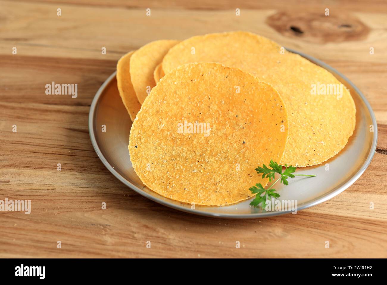 Tortilla di mais giallo con patatine messicane essiccate in casa Foto Stock