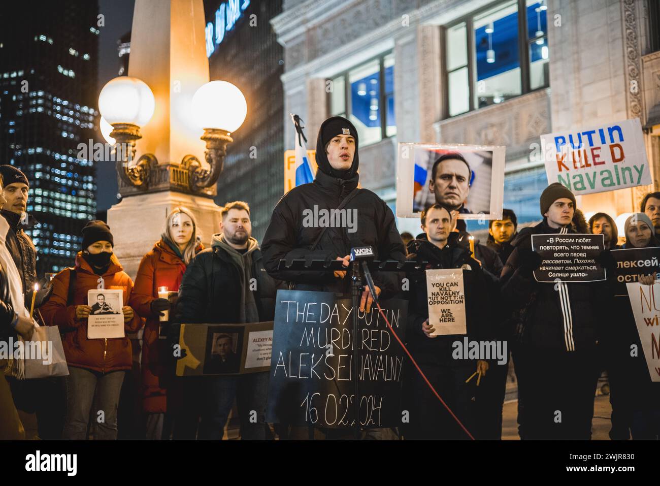 Chicago, Stati Uniti. 16 febbraio 2024. Un oratore esprime il suo rispetto per Alexei Navalny dopo la sua morte e sostiene che Putin è responsabile della morte di Navalny. Credito: JankPhoto.com/Alamy Live News. Foto Stock