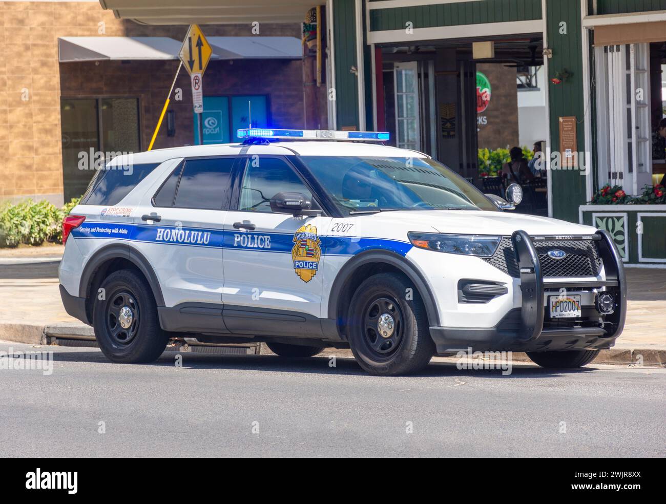 Auto della polizia di Honolulu con luci lampeggianti in Kalakaua Avenue, Waikiki Beach, Waikiki, Honolulu, Oahu, Hawaii, Stati Uniti d'America Foto Stock