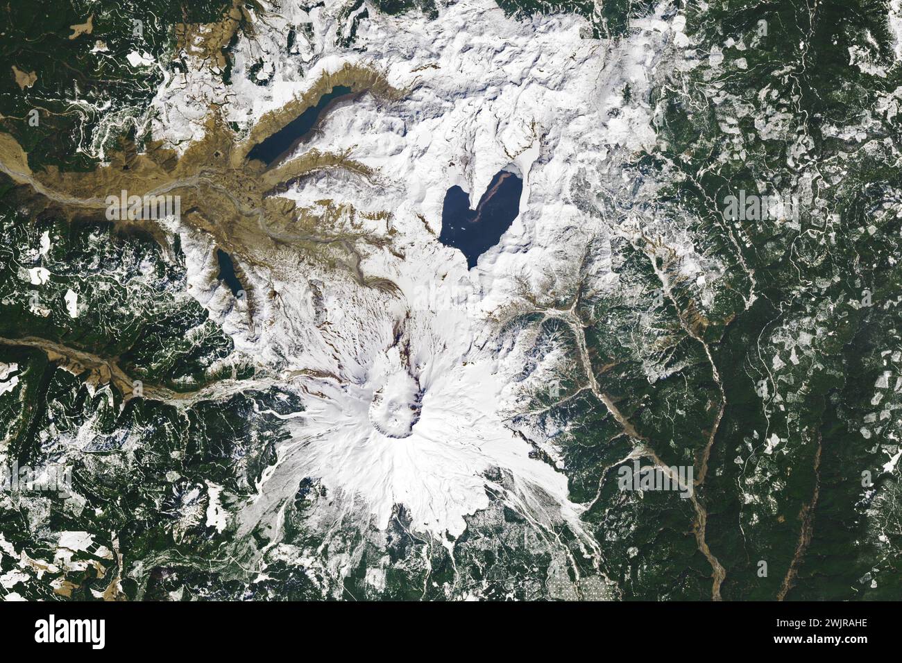 Washington, Stati Uniti. 26 aprile 2023. Spirit Lake è resiliente. Il lago e un tempo popolare sito turistico nel centro-sud di Washington fu quasi cancellato nel maggio 1980 durante gli eventi che si svolsero intorno alla catastrofica eruzione del Monte Sant'Elena. Il lago è sopravvissuto e ha assunto una nuova forma incantevole. Gli oli (Operational Land Imager) su Landsat 8 acquisirono queste immagini il 26 aprile 2023. Una coperta bianca di neve contrasta con l'acqua blu scuro, enfatizzando la forma a cuore del lago se vista dall'alto. Prima dell'eruzione, Spirit Lake aveva un'impronta più piccola che consisteva in ovest e. Foto Stock