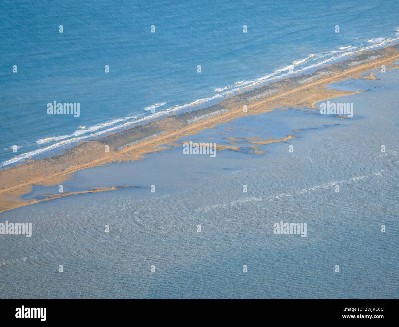 Veduta aerea della barra del Trabucador, nel Delta dell'Ebro, al tramonto invernale (Tarragona Catalogna Spagna). In particolare: Vista aérea de la barra del Trabucador Foto Stock