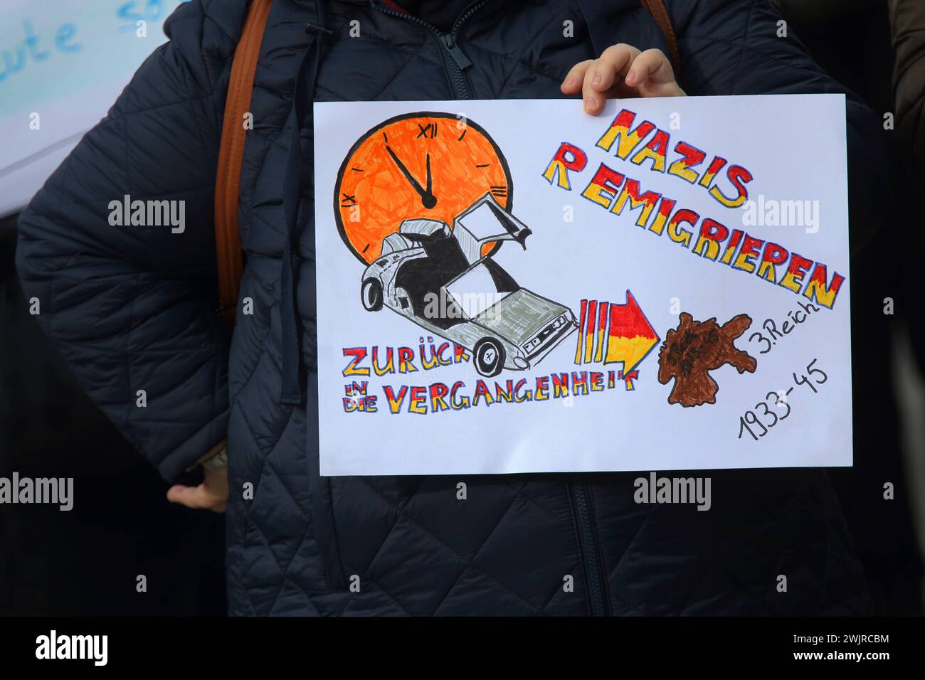 Demonstration unter dem motto ãNie wieder ist jetzt C für Demokratie, gegen FaschismusÓ- Kundgebung gegen die AfD und Rechtsextremismus - Deutschland, GER, DEU Germany, Gotha, 10.02.2024 - Gotha: DAS ãBündnis gegen Rechts. Gotha ist BUNT e. V.Ó ruft zu einer Demonstration unter dem motto ãNie wieder ist jetzt C für Demokratie, gegen FaschismusÒ auf. Die Demonstration Begnt um 12 Uhr in Gotha-West auf dem Coburger Platz mit einer Auftaktkundgebung und bewegt sich über die Humboldtstraße, Bürgeraue und die Jüdenstraße zum Oberen Hauptmarkt, wo es eine weitere Kundgebung gibt. Hauptauslöser der Foto Stock