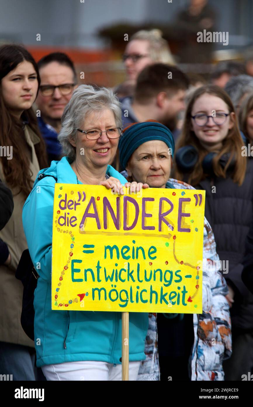 Demonstration unter dem motto ãNie wieder ist jetzt C für Demokratie, gegen FaschismusÓ- Kundgebung gegen die AfD und Rechtsextremismus - Deutschland, GER, DEU Germany, Gotha, 10.02.2024 - Gotha: DAS ãBündnis gegen Rechts. Gotha ist BUNT e. V.Ó ruft zu einer Demonstration unter dem motto ãNie wieder ist jetzt C für Demokratie, gegen FaschismusÒ auf. Die Demonstration Begnt um 12 Uhr in Gotha-West auf dem Coburger Platz mit einer Auftaktkundgebung und bewegt sich über die Humboldtstraße, Bürgeraue und die Jüdenstraße zum Oberen Hauptmarkt, wo es eine weitere Kundgebung gibt. Hauptauslöser der Foto Stock