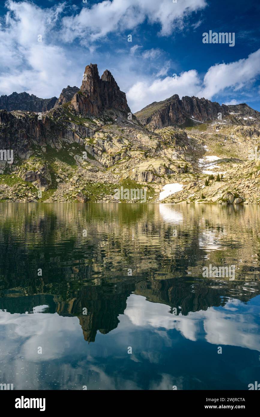 Amitges in un pomeriggio estivo (Parco Nazionale di Aigüestortes e Estany de Sant Maurici, Catalogna, Spagna, Pirenei) ESP: Agujas de Amitges, Pirineos Foto Stock