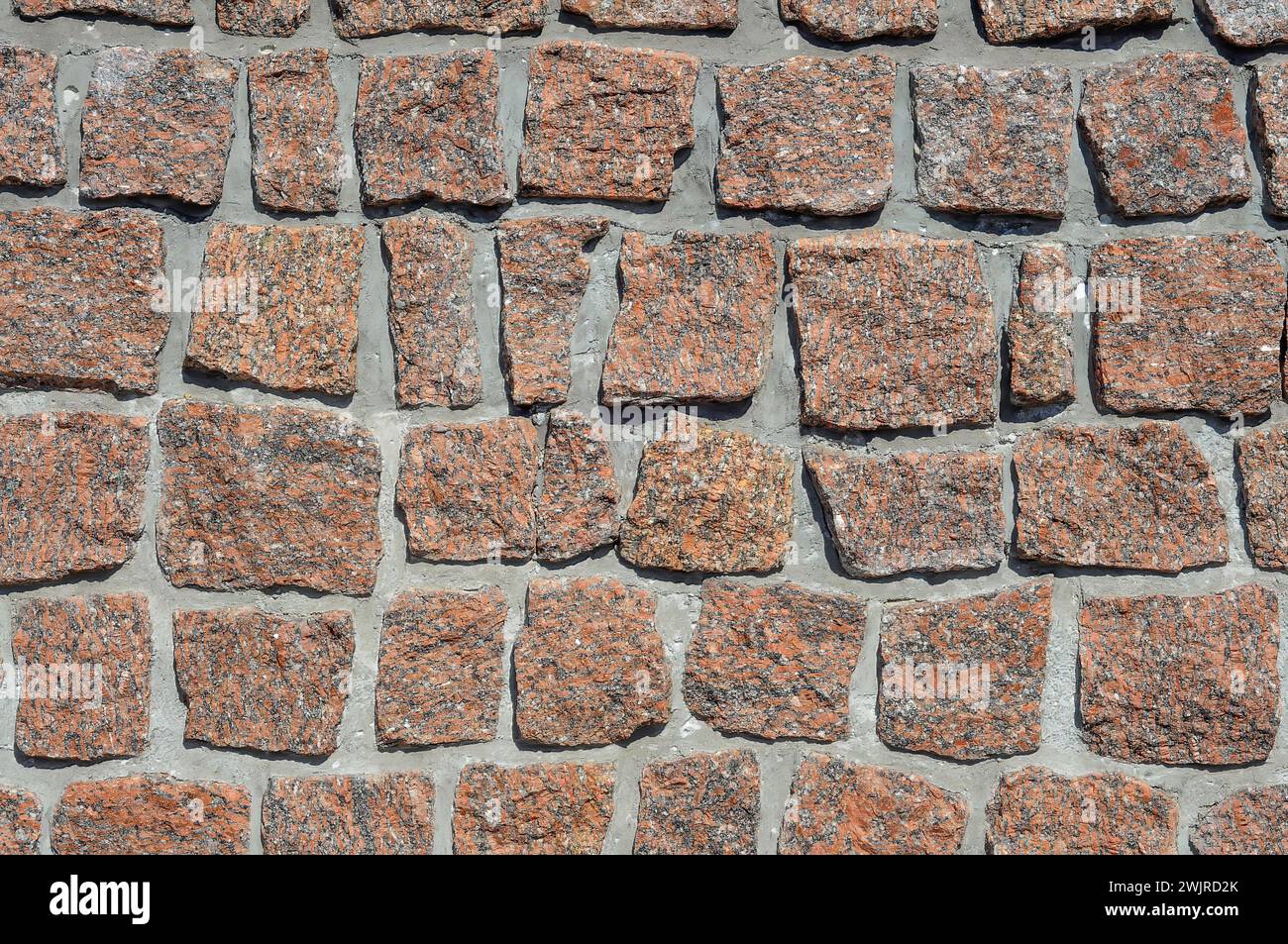 Questa foto mostra un primo piano dettagliato di un muro in mattoni costruito utilizzando mattoni singoli. I mattoni sono disposti in un motivo che mostra la consistenza Foto Stock