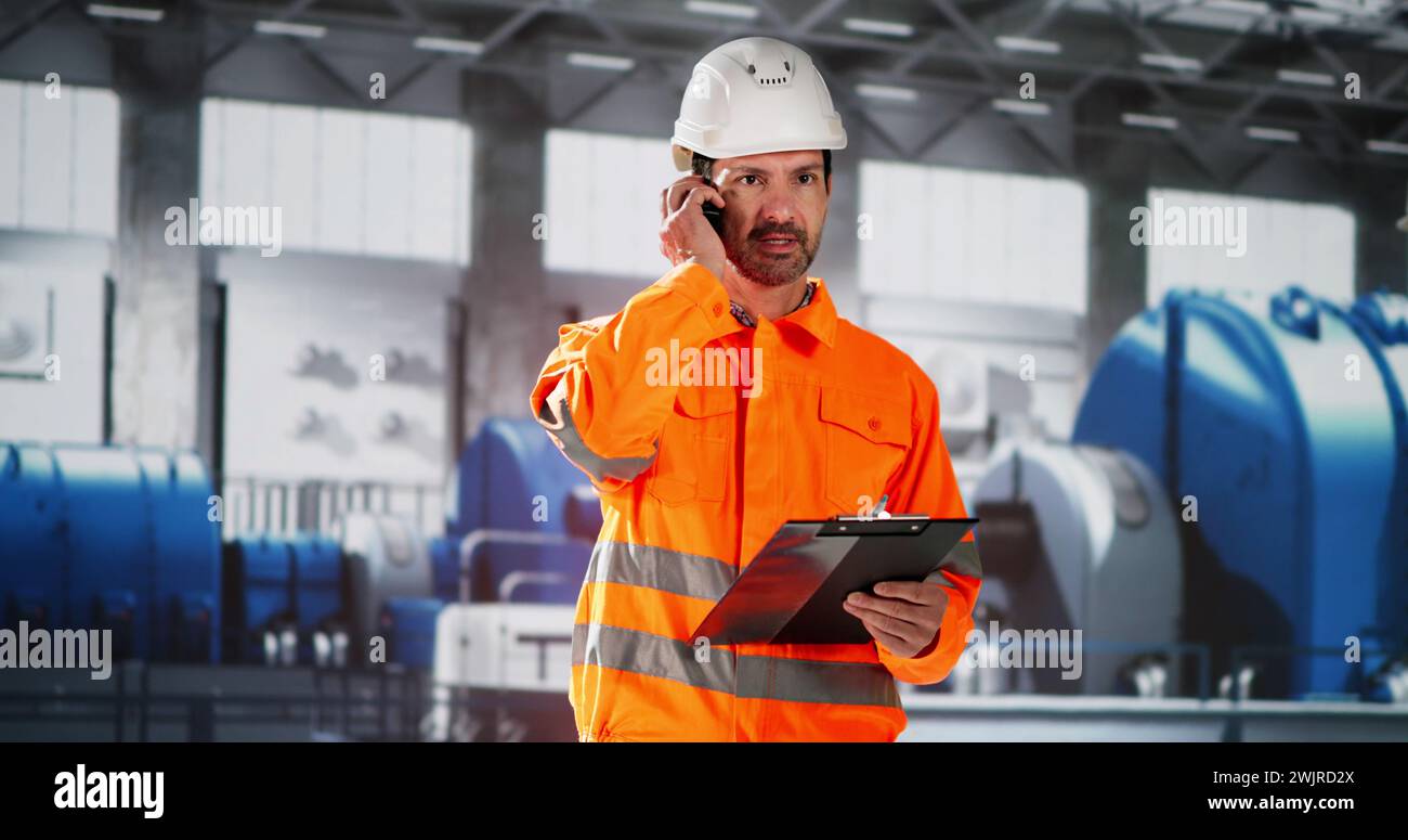 Ingegnere che controlla l'impianto industriale. Ispezione OSHA presso la centrale elettrica Foto Stock