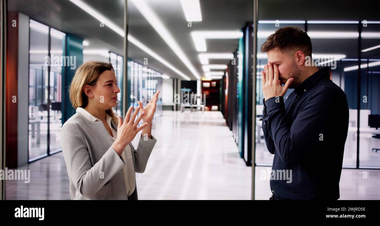 Argomentazioni e litigi in ufficio. Conflitto tra uomo e donna Foto Stock
