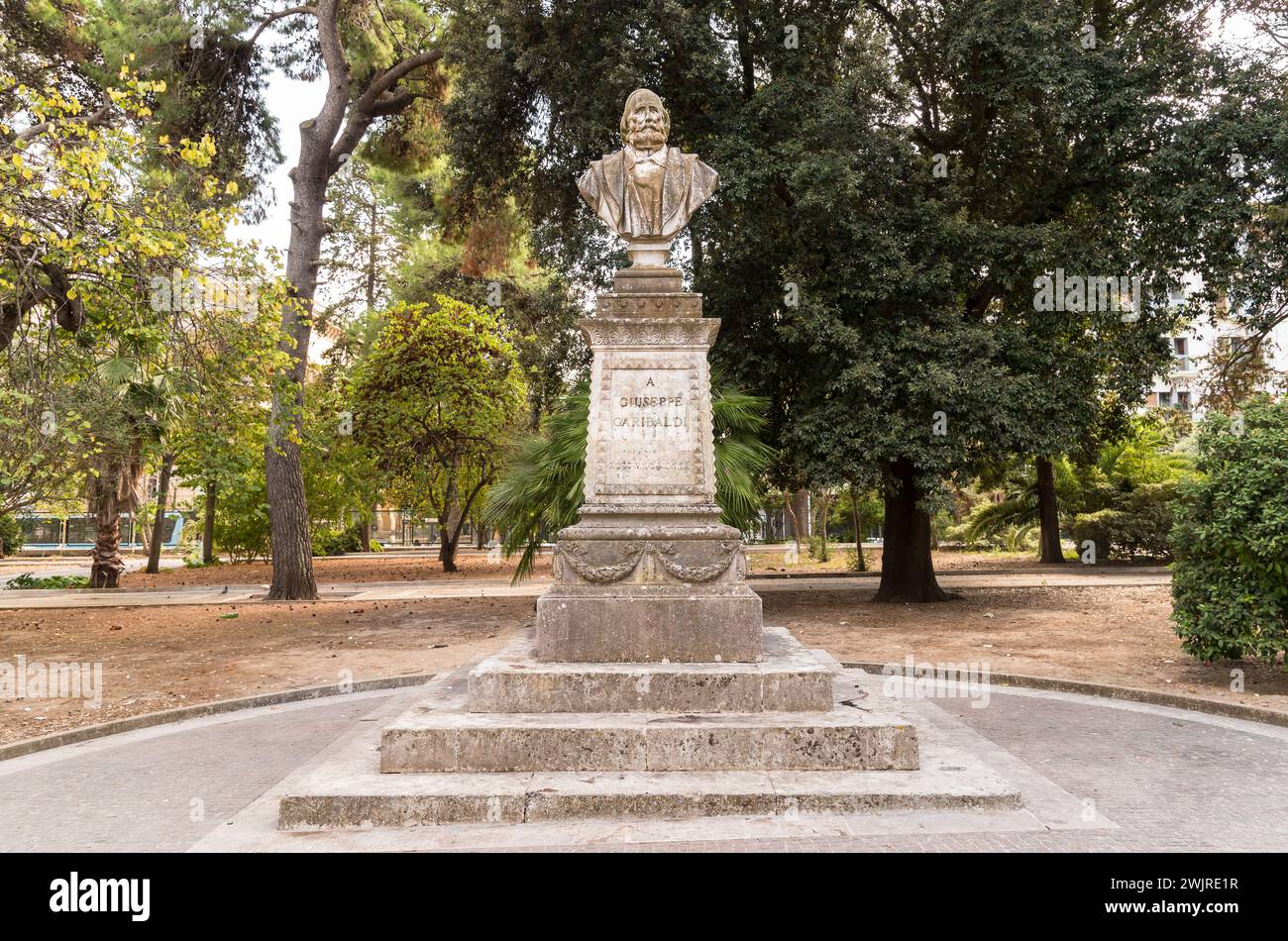 Monumento a Giuseppe Garibaldi in cima ad un pilastro di pietra, situato all'interno dei giardini centrali di Lecce Foto Stock