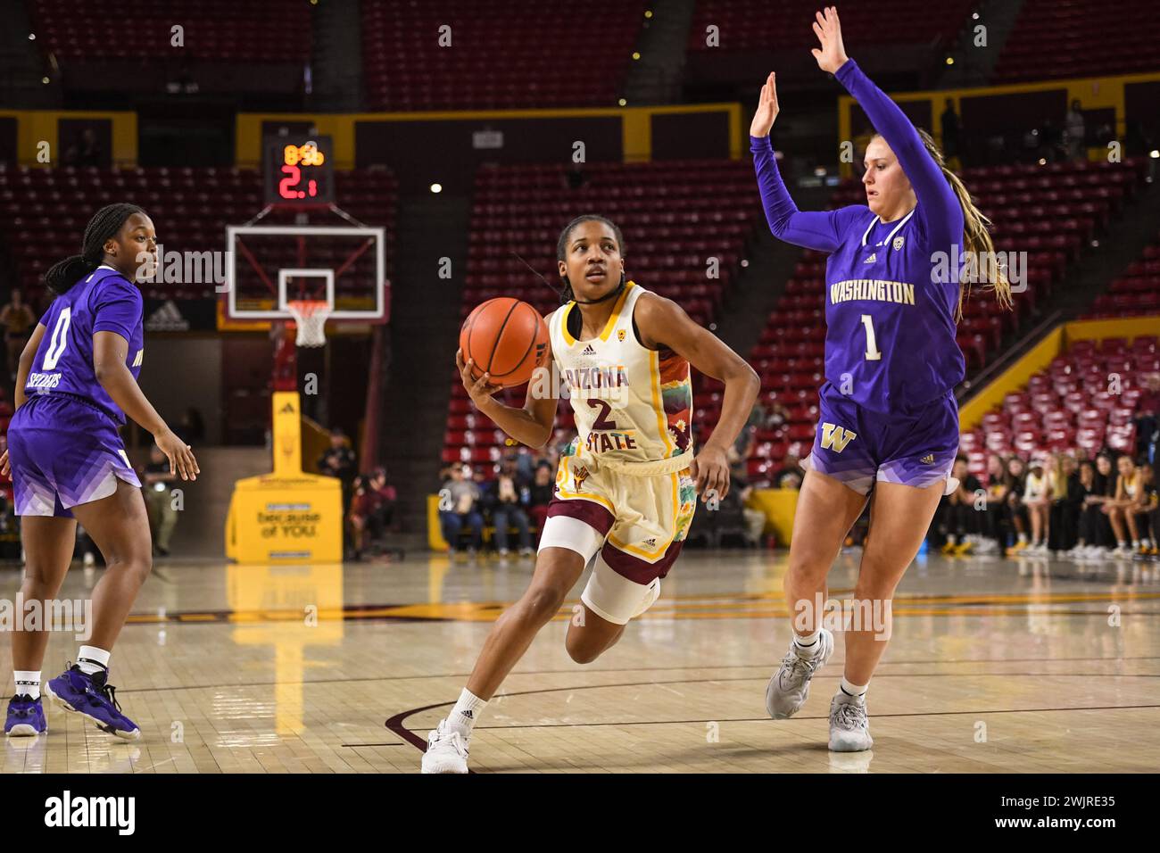 La guardia dei Sun Devils degli Arizona State Sun Devils Jaddan Simmons (2) si dirige verso il basket nella prima metà della partita di basket NCAA contro i Washington Huskie Foto Stock