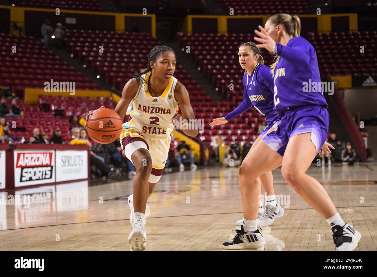 La guardia dei Sun Devils degli Arizona State Sun Devils Jaddan Simmons (2) si dirige verso il basket nella prima metà della partita di basket NCAA contro i Washington Huskie Foto Stock