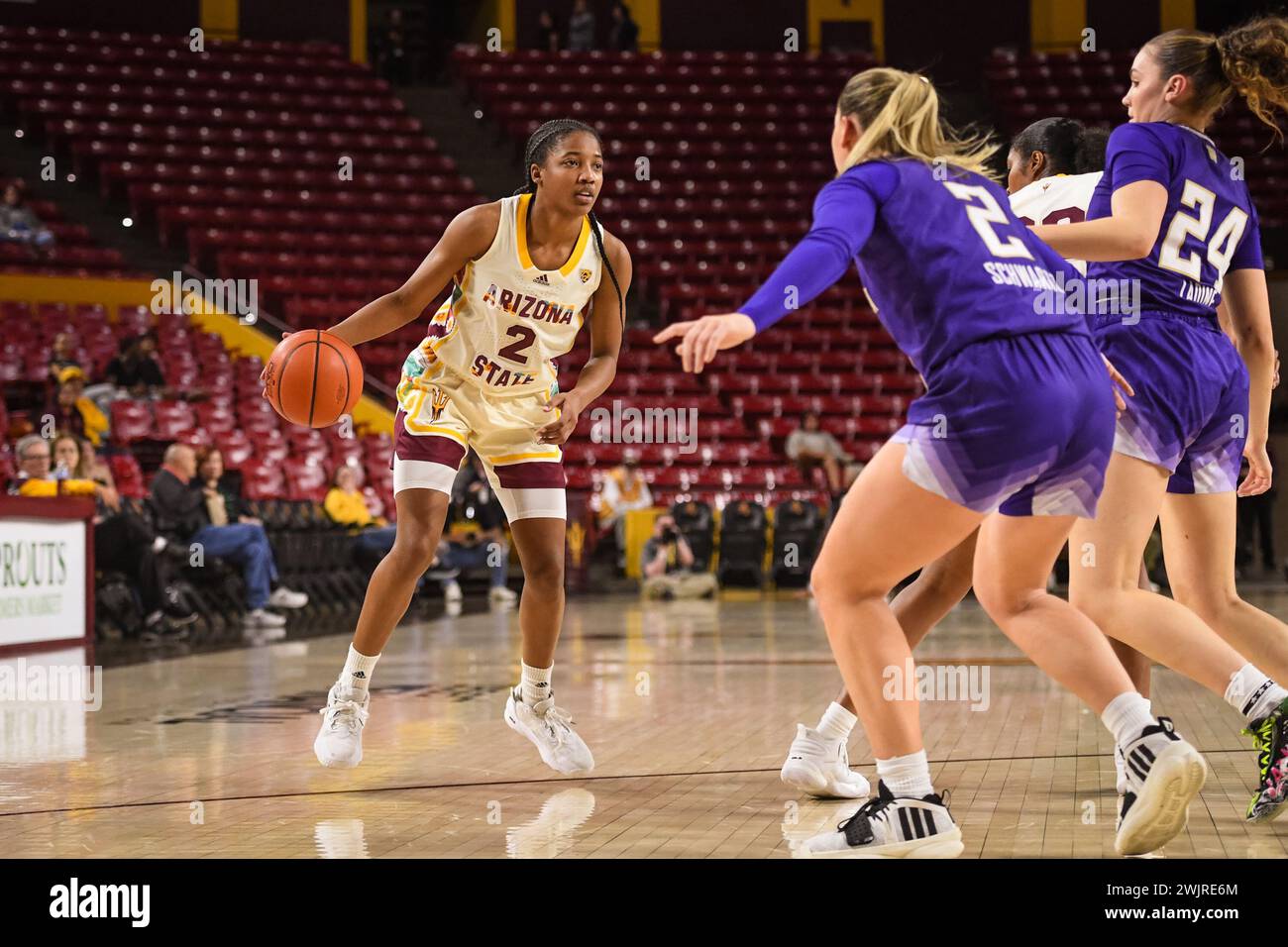 La guardia degli Arizona State Sun Devils Jaddan Simmons (2) sembra passare la palla nel primo tempo della partita di basket NCAA contro i Washington Huskies Foto Stock