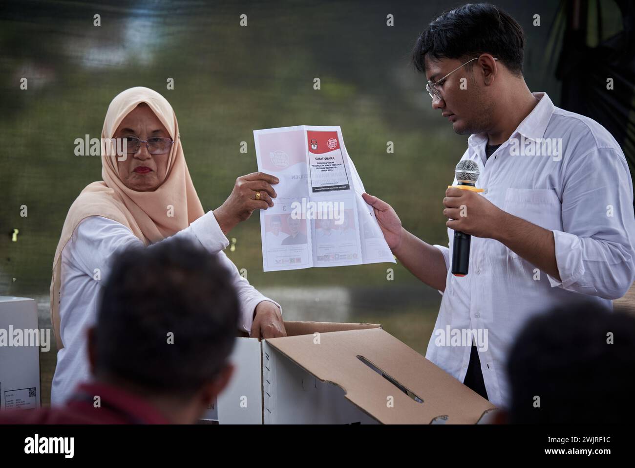 Aceh, Indonesia - 14 febbraio 2024: Funzionari elettorali e testimoni che contano le schede elettorali presso i seggi elettorali indonesiani a banda Aceh Foto Stock