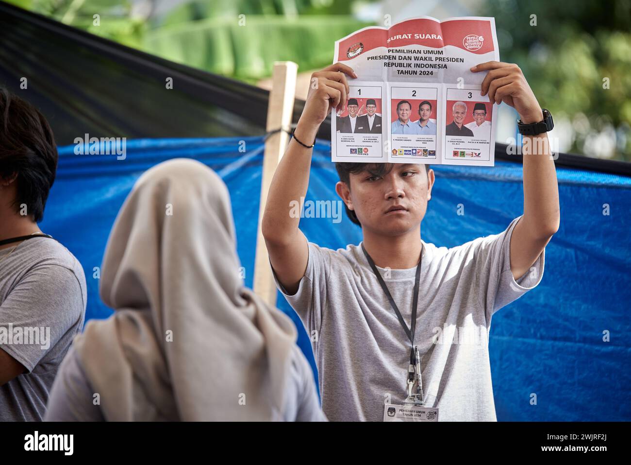 Aceh, Indonesia - 14 febbraio 2024: Funzionari elettorali e testimoni che contano le schede elettorali presso i seggi elettorali indonesiani a banda Aceh Foto Stock