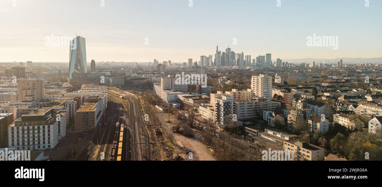 Vista panoramica di Francoforte sul meno dal deposito merci frankfurt ost in serata Foto Stock