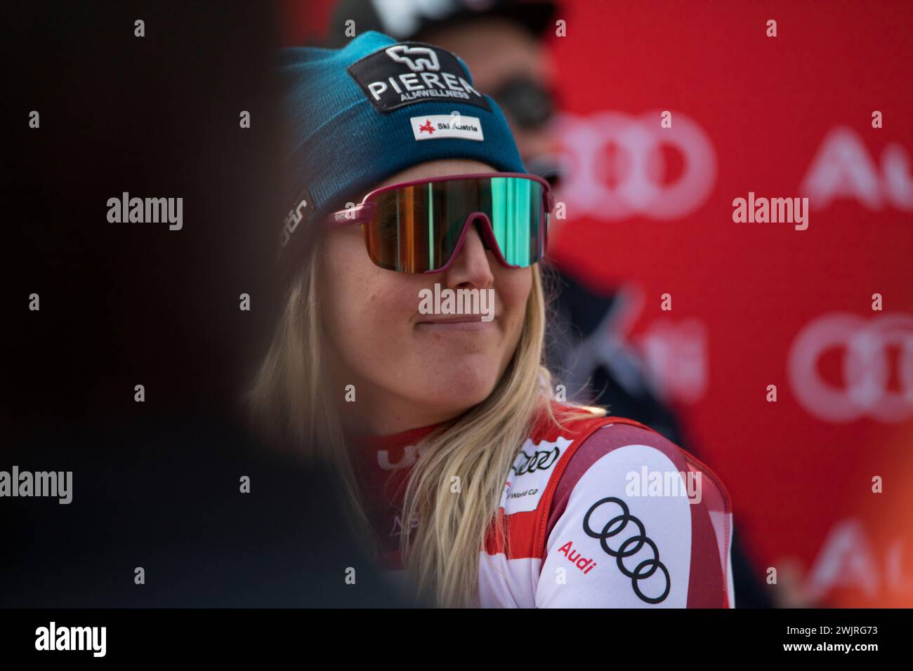 Lo skiler austriaco Cornelia Huetter nell'area di arrivo dopo il primo giorno di discesa sul pendio nazionale di Crans Montana. Huetter ha raggiunto il secondo posto con lo sciatore svizzero Jasmine Flury. Il clima caldo e la qualità della neve hanno costretto il comitato di gara a spostare il traguardo del primo round di coppa del mondo femminile di discesa libera a Crans Montana. Foto Stock