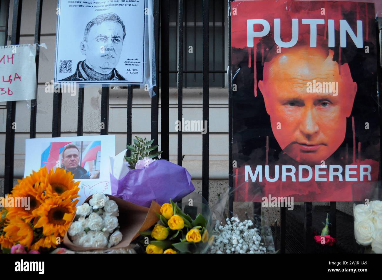 Cartelli che esprimono le opinioni dei dimostranti di Alexei Navalny e Vladimir Putin sono visti a una veglia per Navalny. La veglia ebbe luogo fuori dal Consolato generale della Federazione Russa nel quartiere di Manhattan a New York. Secondo un rapporto del servizio carcerario russo, Alexei Navalny, ex avvocato e critico di Vladimir Putin, è morto in prigione in una colonia penale russa a nord del circolo polare artico. Il presidente degli Stati Uniti Joe Biden ha incolpato Putin per la morte di Navalny. Navalny stava scontando una pena detentiva combinata di oltre 30 anni. Foto Stock