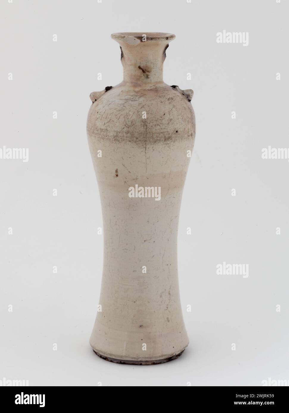 Vaso '. Arenaria bianca, scivolare sotto il coperchio trasparente. Cina settentrionale, Cizhou. Parigi, museo Cernuschi. Arte asiatica, arte cinese, ceramica cinese, Cizhou, container, forma estesa, contenitore, terracotta, vaso Foto Stock