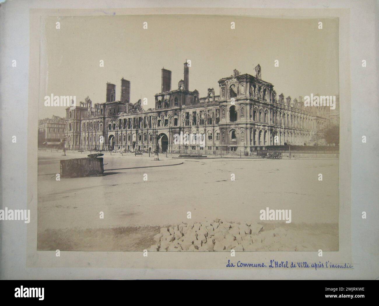 Braquehais, Auguste Bruno (n.1823-01-18-D.1875), comune di Parigi: The Hôtel de Ville Buried, IV arrondissement, Paris (titolo fittizio), 1871. Disegnare su carta di albumina. Museo Carnavalet, storia di Parigi. Foto Stock