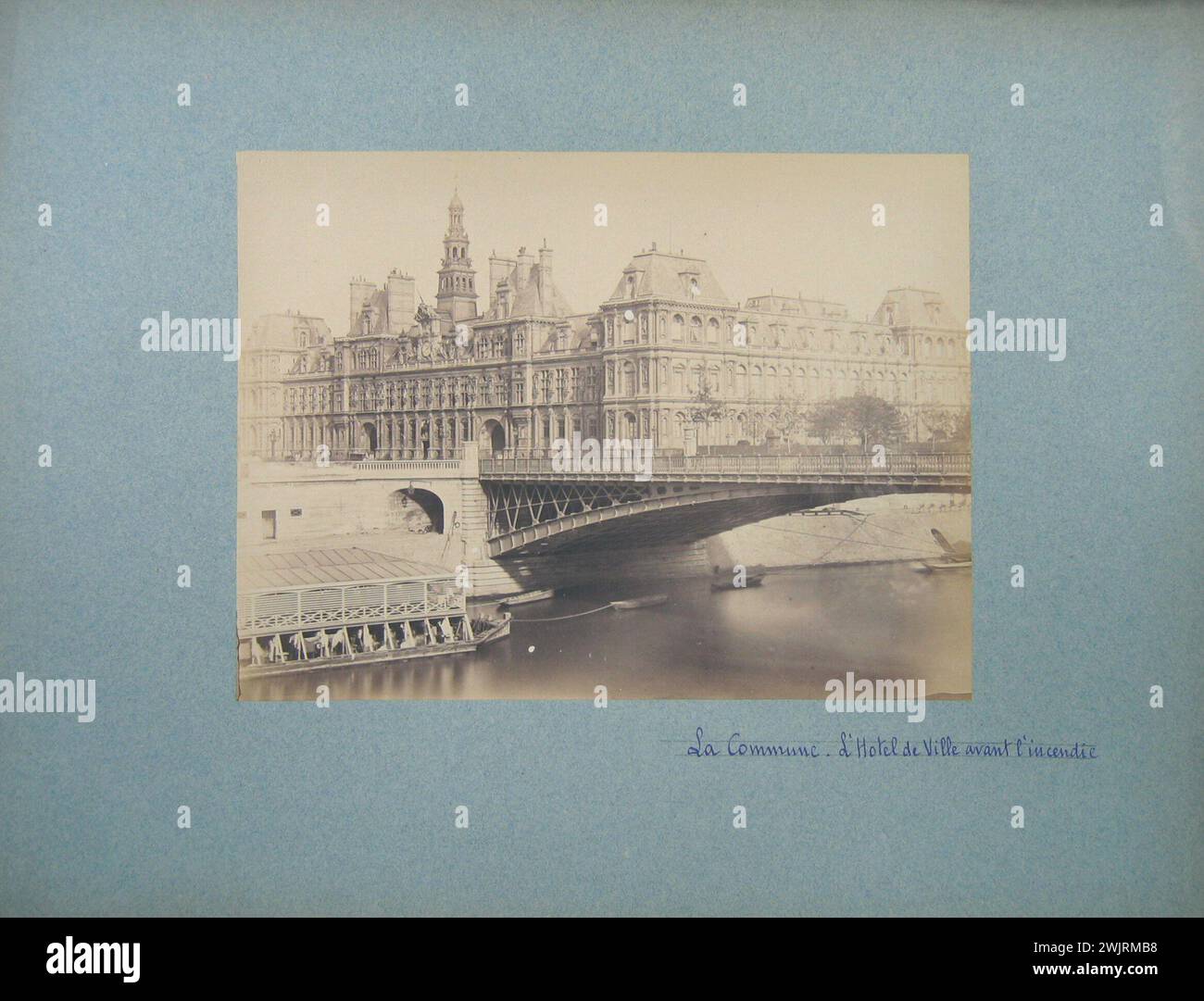 Anonimo, comune di Parigi: Il municipio prima dell'incendio, IV arrondissement, Parigi (titolo fittizio), 1871. Disegnare su carta di albumina. Museo Carnavalet, storia di Parigi. Foto Stock