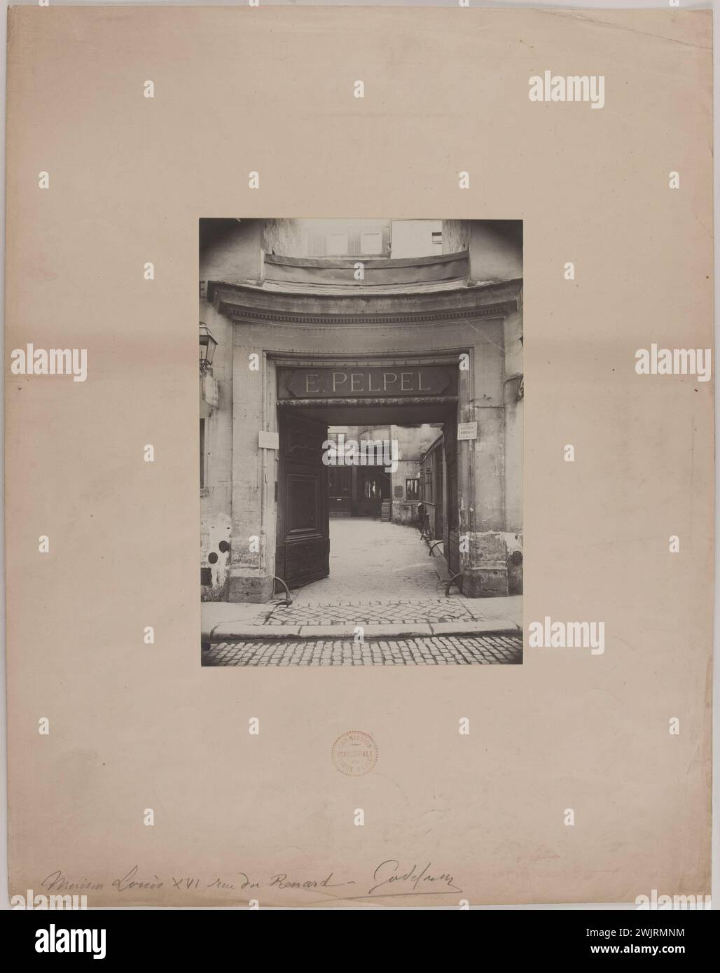 Godefroy, Henri Emile Cimarosa. Casa Luigi XVI rue du Renard. "Cancello d'ingresso e cortile interno, 4° arrondissement, Parigi". Estrazione di carta per albumina. poll. Parigi, museo Carnavalet. 123819-23 Foto Stock