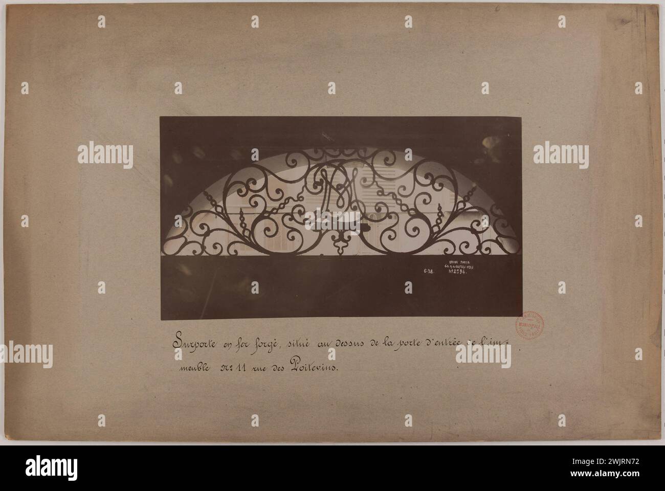 unione fotografica francese. Barra di ferro battuto, situata sopra la porta d'ingresso della rue des Poitevins n° 11. "Barra di ferro battuto, situata sopra la porta d'ingresso dell'edificio, 11 rue des Poitevins, 6° arrondissement, Parigi". Estrazione di carta per albumina. nel 1898-06-1898-06. Parigi, museo Carnavalet. 123818-16 Foto Stock