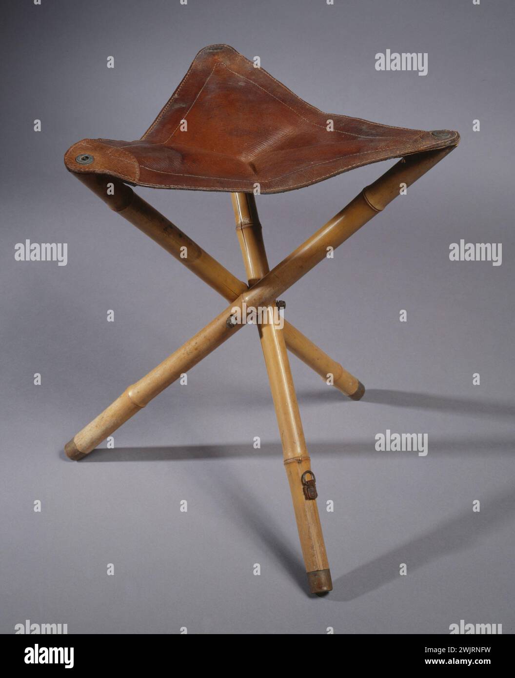 Ernest Renoux attrezzature per pittore: Tabouret-Trépied con sedile in pelle '. Museo di Belle Arti della città di Parigi, Petit Palais. 26987-6 materiale, utensile, pittore, seduta in pelle, tabù- Foto Stock
