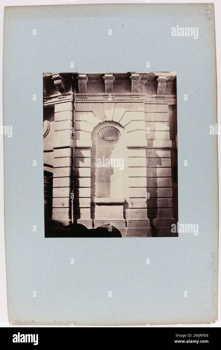 Emonts or Emonds, Pierre (n.1831-03-29-D.1912), Hotel de Beauvais, 68 rue Francois Miron, IV arrondissement, Parigi (titolo fittizio), 1862, carta all'albumina. Museo Carnavalet, storia di Parigi. Foto Stock