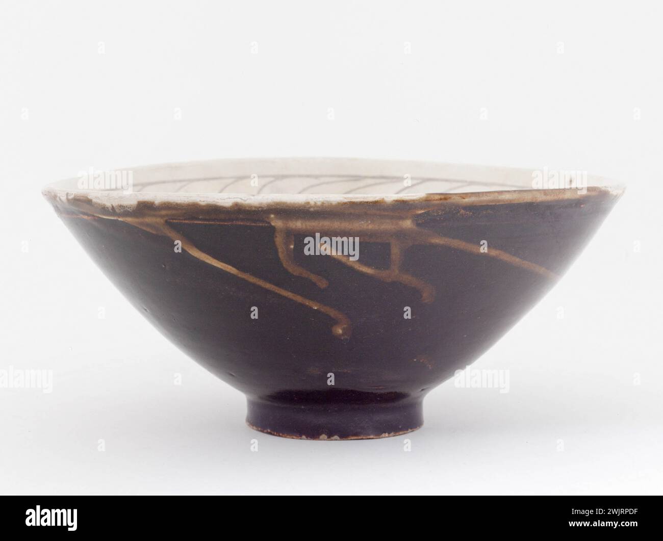 Bol '. Arenaria, marrone coperto all'esterno, bianco scivolare sotto trasparente coperto all'interno. Cina, dinastia Song (960-1279) / Yuan (1279-1368). Parigi, museo Cernuschi. Arte cinese, ciotola, ceramica cinese, contenitore, dinastia Song, dinastia Yuan, Song Time, Yuan, gres, container, terracotta Foto Stock