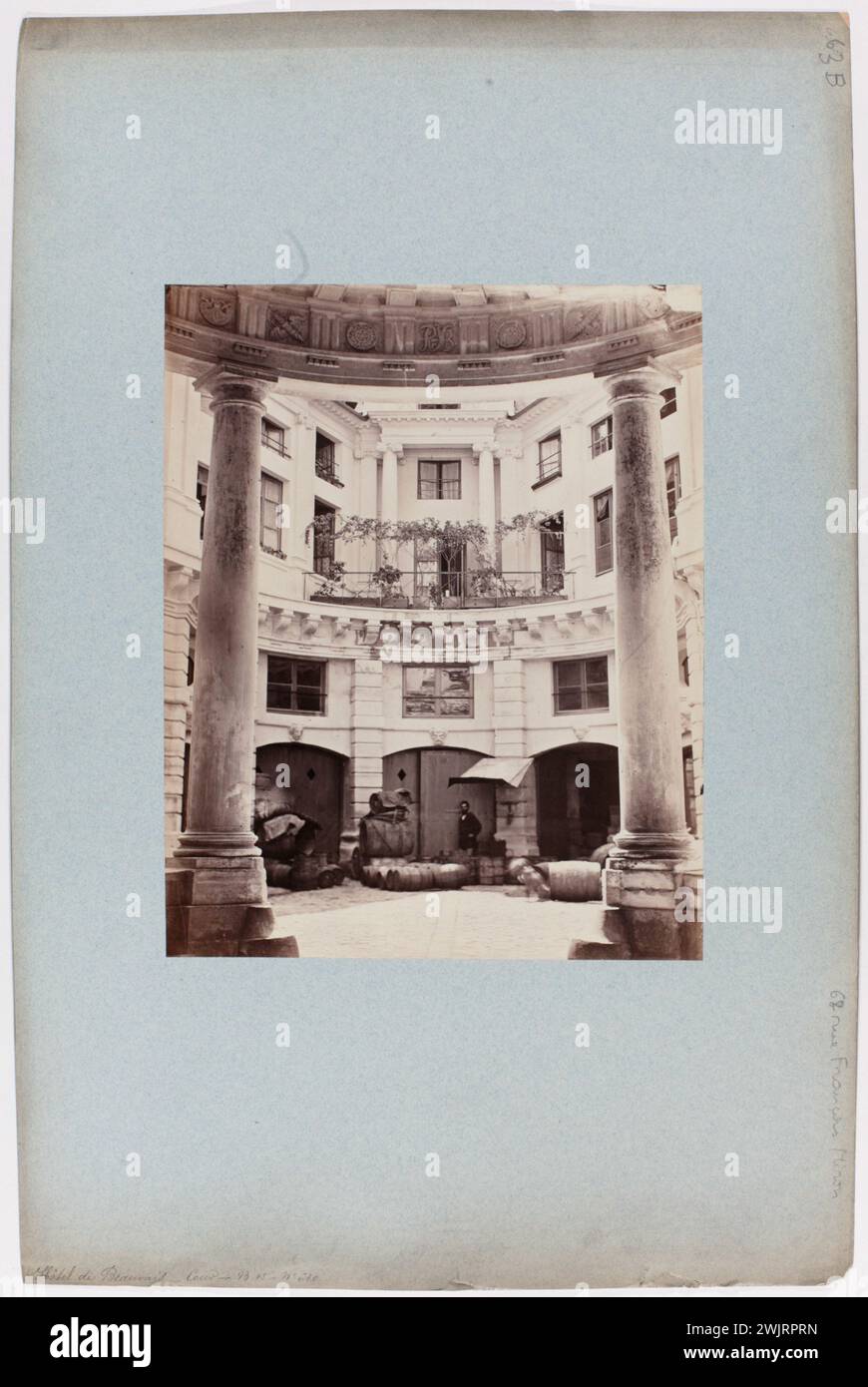 Emonts or Emonds, Pierre (n.1831-03-29-D.1912), Hotel de Beauvais, 68 rue Francois Miron, IV arrondissement, Parigi (titolo fittizio), 1862, carta all'albumina. Museo Carnavalet, storia di Parigi. Foto Stock