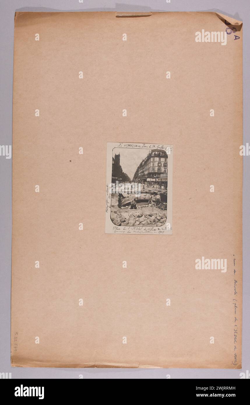 Anonimo, Metropolitan Works nel 1901, rue de Rivoli, Place de l'Hotel-de-Ville, IV arrondissement, Parigi. (Titolo fittizio), 1901. Barilotto gelatino-argento. Museo Carnavalet, storia di Parigi. Foto Stock