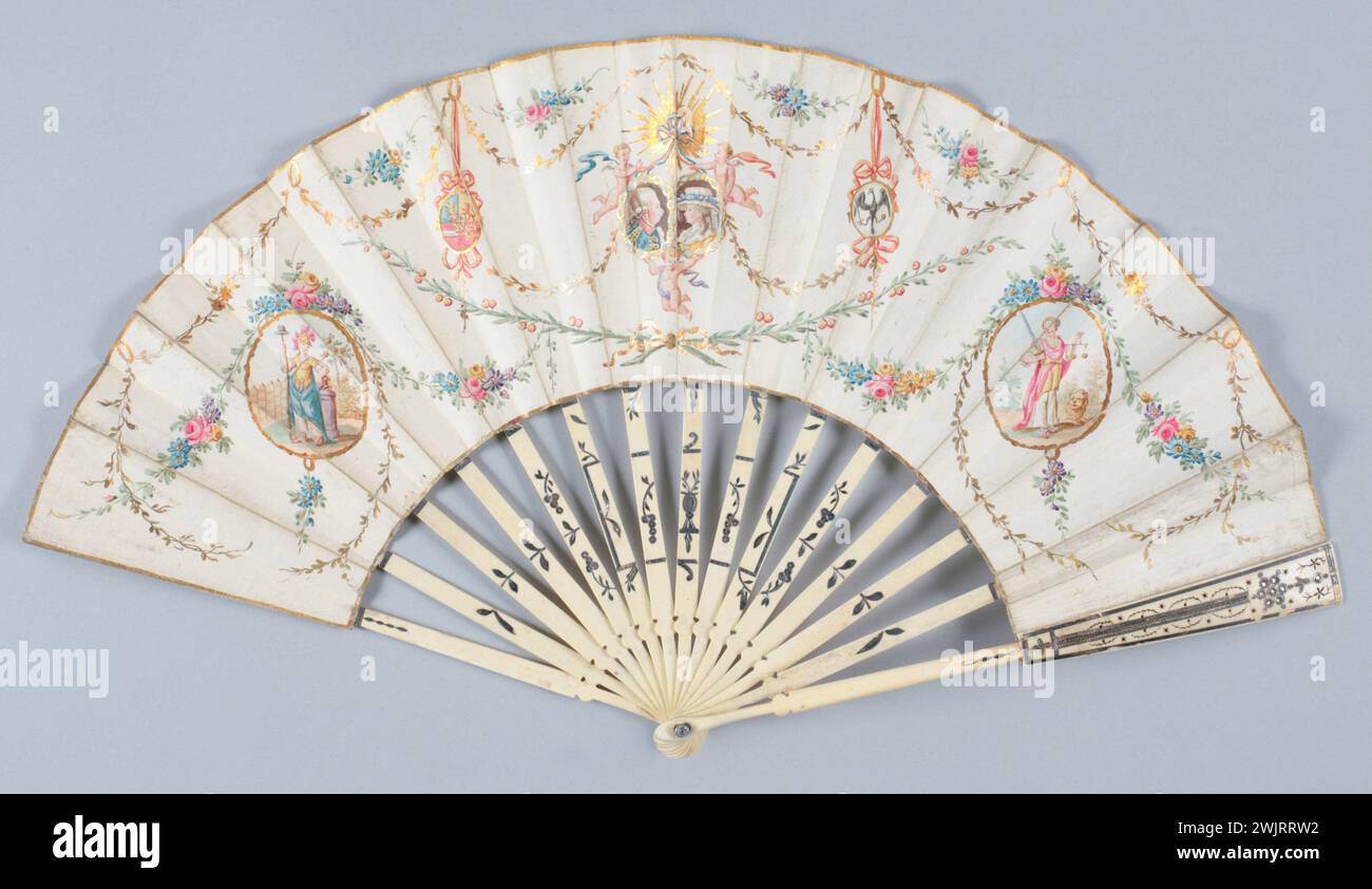 Gamma ripiegata, decorazione frontale: Al centro, 2 ritratti in medaglione di profilo, un uomo in costume militare e una donna. Above 2 ama tenere un nodo tricolore. Su ciascun lato, un medaglione sostenuto da nastri contiene lo stemma di ogni coniuge. I due cartelli laterali simboleggiano 2 virtù, la giustizia sulla destra, personificata da un personaggio che regge una spada e un equilibrio con un leone ai suoi piedi. GAL1992.499.X viso in gouache viso sulla pelle, ditto posteriore, telaio in avorio, montato in inglese Foto Stock