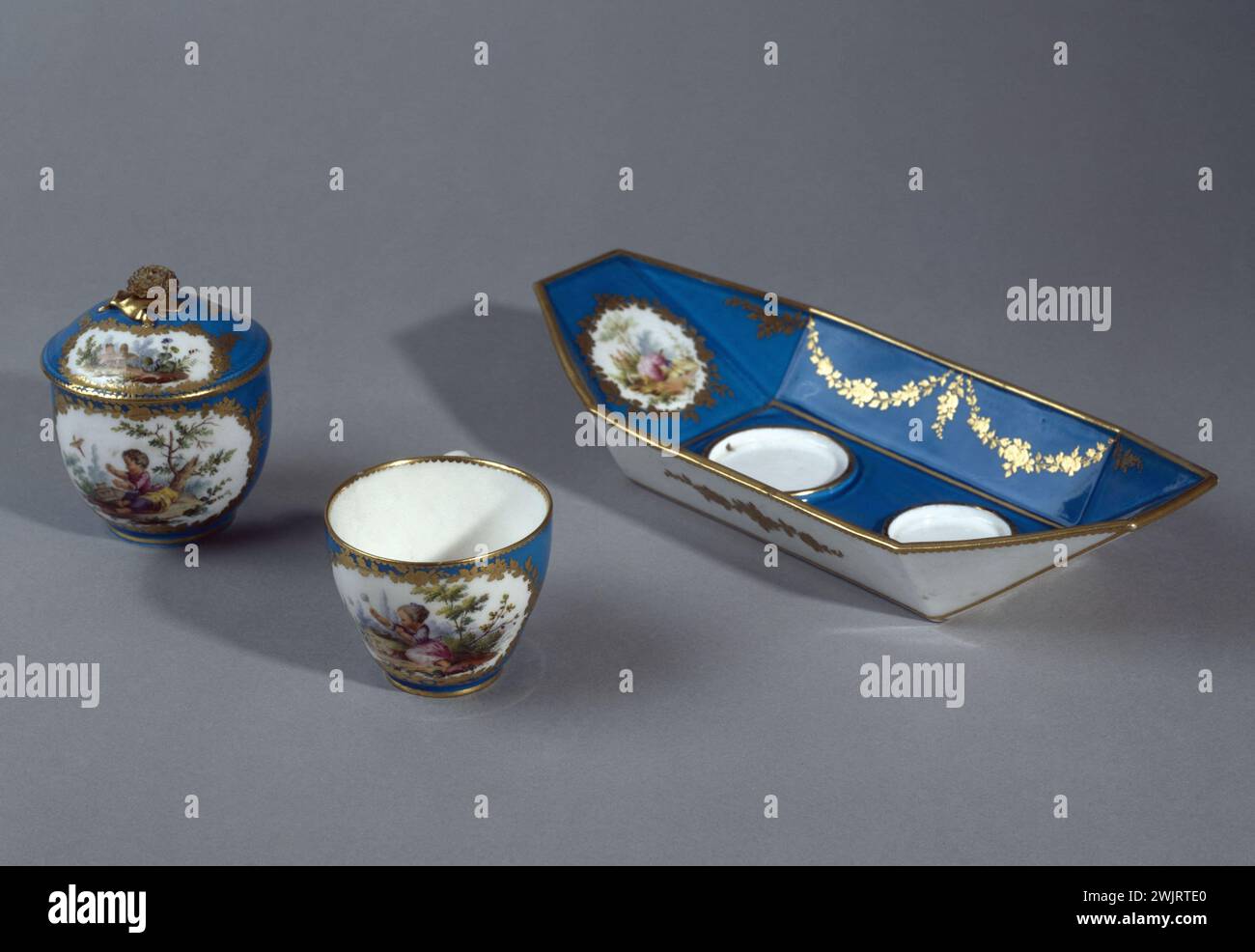 André-Vincent Vielliard. Servizio di pranzo in barca, produzione Sèvres. Porcellana, 1758. Parigi, museo Cognacq-Jay. 35787-8 Boat, Ceramic, Gobelet, Manufacture de Sevres, servizio pranzo piatti, piatti Foto Stock