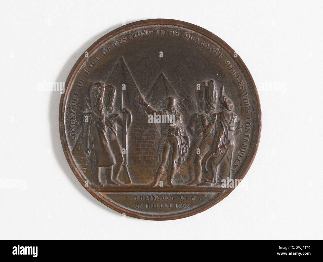 Anonimo. Pyramids, 1798. Rame spinto. 1798 Parigi, museo Carnavalet. Napoleone Bonaparte in piedi tormentando l'esercito francese rappresentato da un sapper, un mamelucco e tre granatieri; sullo sfondo, le tre piramidi di Giza. Campagna d'Egitto, conquista napoleonica, rame respinto, imperatore francese, medaglia, piramide, soldato Foto Stock