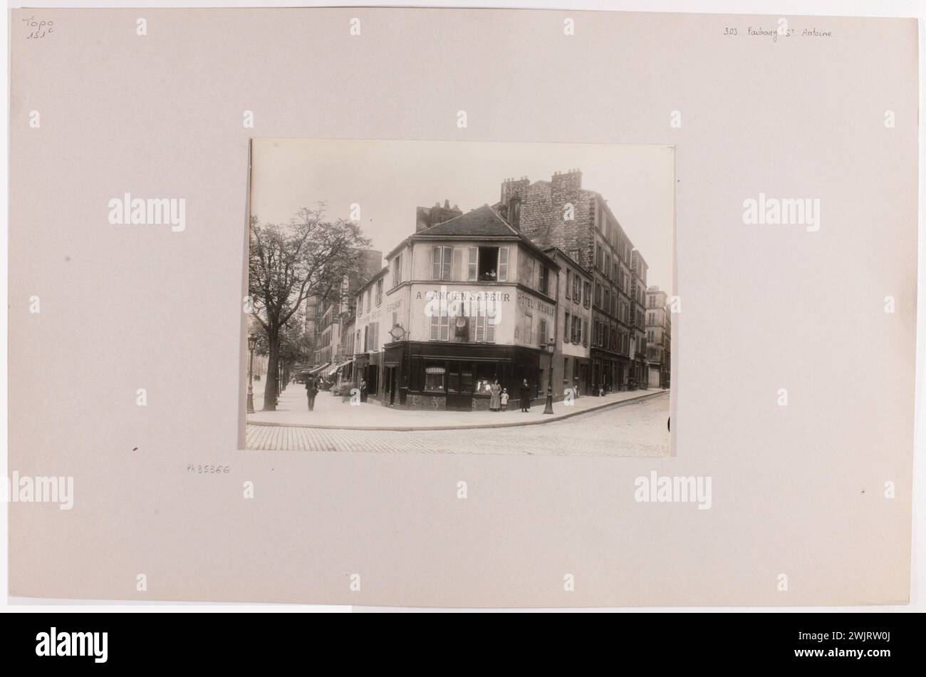 Lansiaux, Charles Joseph Antoine (N.1855-03-09-D.1939-04-06), facciate su rue, 'A l'Ancien Sapper', 303 rue du Faubourg-Saint-Antoine, 11° arrondissement, Parigi. 28 maggio 1920. (Titolo di fede), 1920-05-28. Estrazione gelatina-bromuro d'argento. Museo Carnavalet, storia di Parigi. Facciate sulla strada, 'A l'Ancien Sapper', 303 rue du Faubourg-Saint-Antoine, 11° arrondissement, Parigi. 28 maggio 1920. (Titolo fedele) Foto Stock