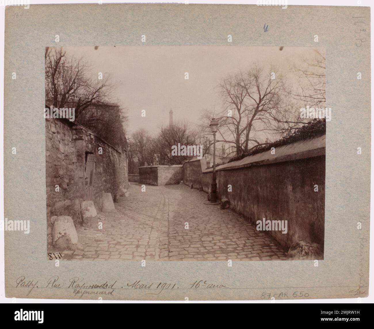 Atget, Eugène (Jean Eugène Auguste Atget, dit) (N.1857-02-12-D.1927-08-04), rue Raynouard, distretto di Passy, marzo 1901, 16° arrondissement, Parigi (titolo fittizio). Estrazione di carta per albumina. Museo Carnavalet, storia di Parigi. Foto Stock