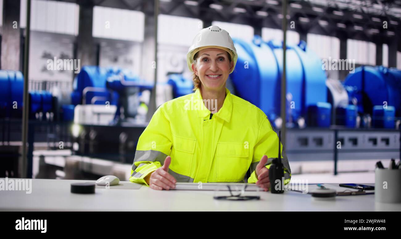 Video conferenza femminile sulla generazione di energia elettrica nelle centrali elettriche Foto Stock
