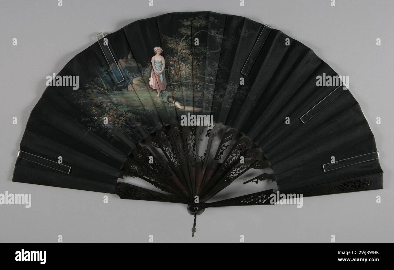 Gamma piegata GAL1978.13.4 Foglio nero con motivo a gouache, supporto sandalo traforato e verniciato in nero Foto Stock