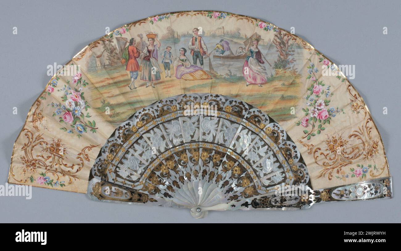 Gamma ripiegata, decorazioni con volto: Decorazioni dipinte con motivi vegetali e floreali che si sviluppano in una ghirlanda, al centro, una scena di pesca: 2 uomini, 3 donne e un ragazzo a terra, 3 uomini in una barca che pesca nella rete. Gal1995.71.22 Foglio di fronte: Tessuto di crema litografata, bordo di carta dorata, gouache e oro, telaio a pendolo perla inciso e dorato, pennarelli con applicazione di carta dorata sul retro, rivetto metallico con estremità Foto Stock