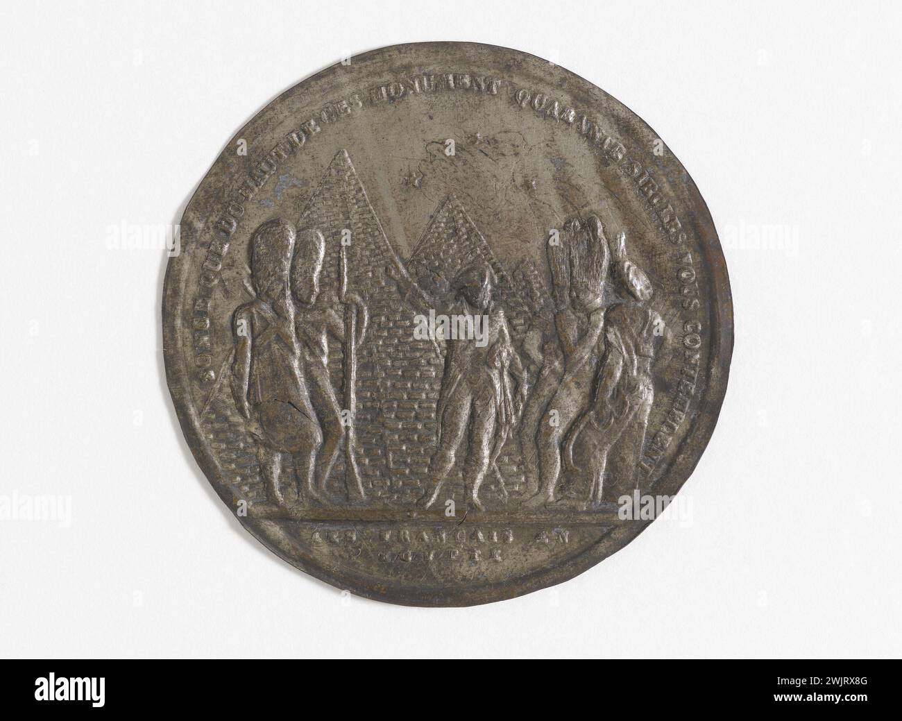 Anonimo. Pyramids, 1798. Rame argento rifiutato. 1798 Parigi, museo Carnavalet. Napoleone Bonaparte in piedi tormentando l'esercito francese rappresentato da un sapper, un mamelucco e tre granatieri; sullo sfondo, le tre piramidi di Giza; nel cielo, tre stelle. Campagna d'Egitto, conquista napoleonica, rame d'argento spinto, imperatore francese, medaglia, piramide, soldato Foto Stock