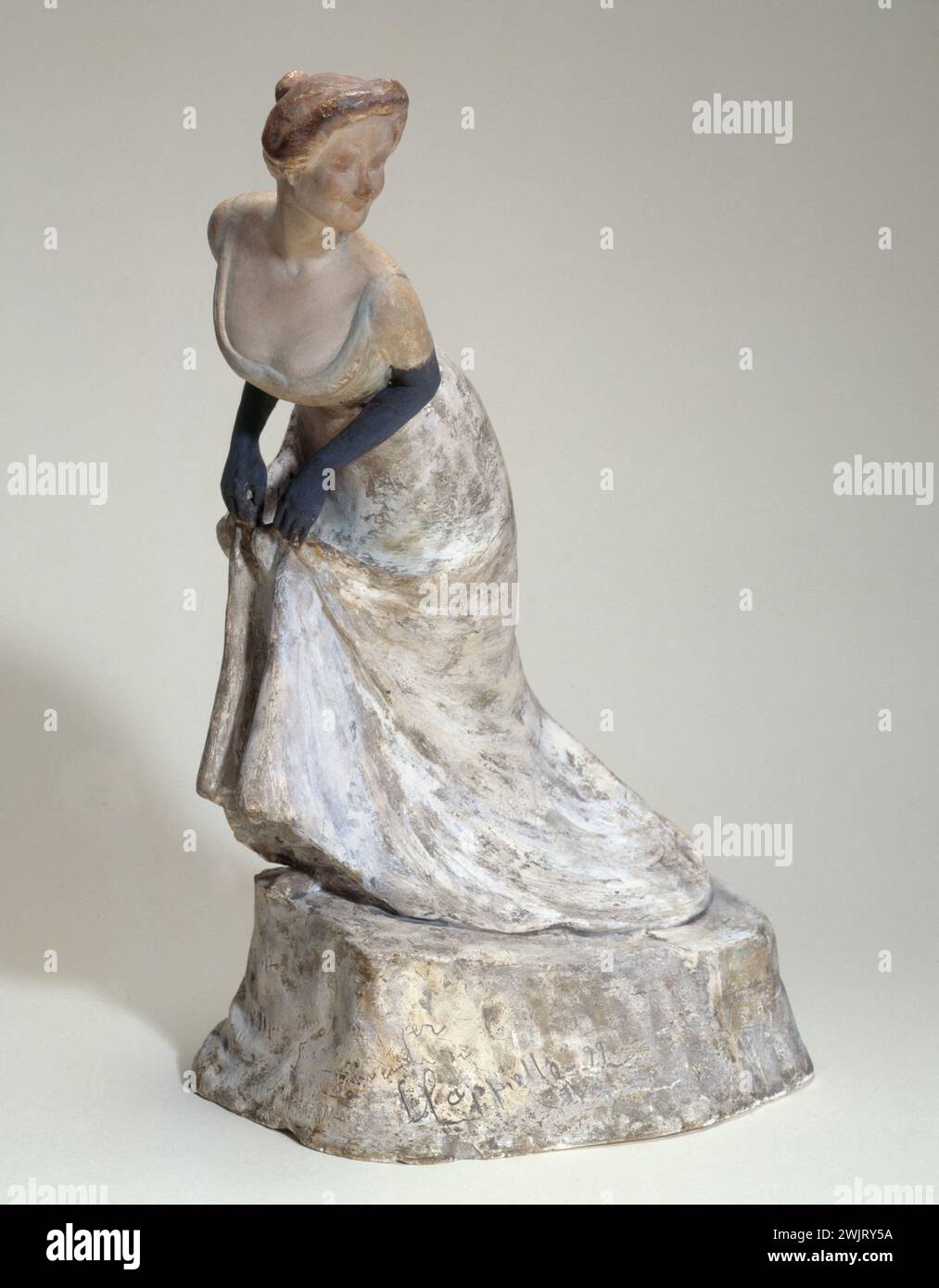 Leonet cappello. Statuette de guimerte Guilbert (a mano grigia). Parigi, Museo carnavalet. 34718-14 cantante, donna, francese, statuetta Foto Stock