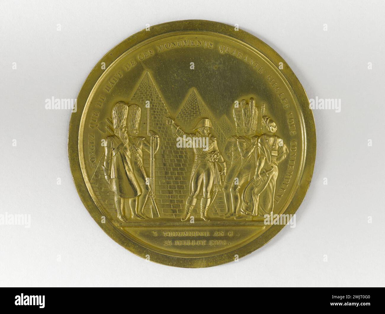 Anonimo. Pyramids, 1798. Rame dorato respinto. 1798 Parigi, museo Carnavalet. Napoleone Bonaparte in piedi tormentando l'esercito francese rappresentato da un sapper, un mamelucco e tre granatieri; sullo sfondo, le tre piramidi di Giza. Campagna d'Egitto, conquista napoleonica, rame dorato, imperatore francese, medaglia, piramide, soldato Foto Stock