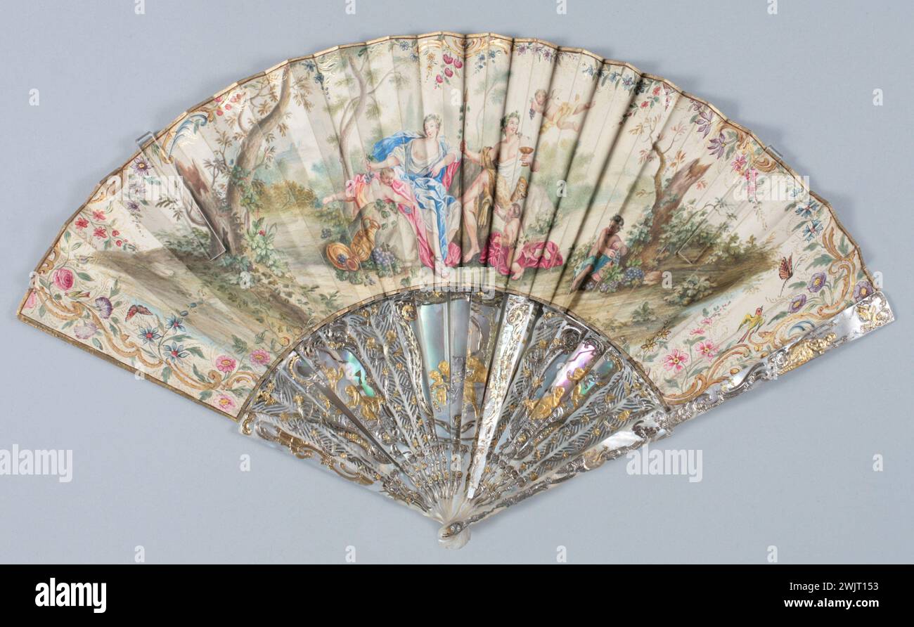 Gamma ripiegata, dipinta sul retro: Una donna che legge in un parco. GAL1986.270.31A Canepin dipinto con gouache, sfondo dorato, bruciato, inciso, perla Foto Stock