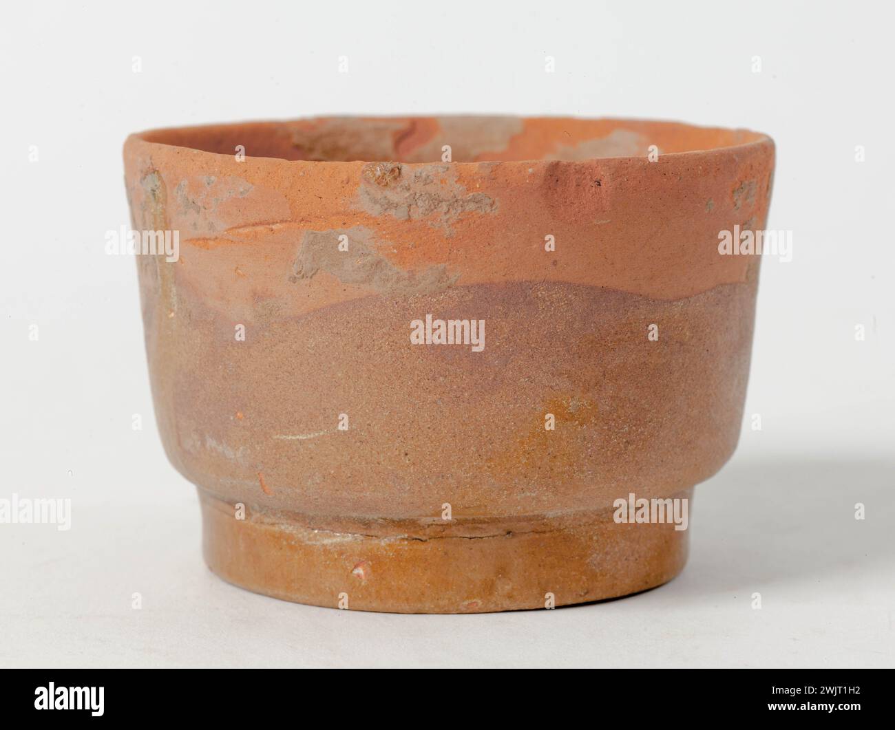 Gobelet. Terracotta rossa ricoperta di Céladon. Cina, sei dinastie (311-589). Parigi, museo Cernuschi. Arte cinese, ceramica cinese, contenente, dinastia Time Six, calice, contenitore, terracotta Foto Stock