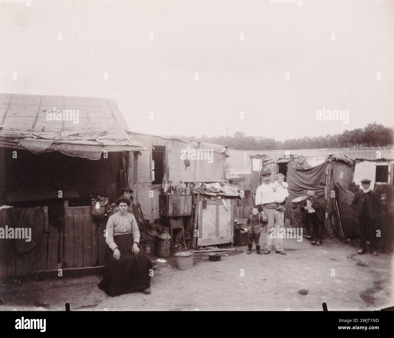 Ragpicker. Popling di pioppi, area di fortificazioni. Parigi (13° arrondissement), 1913. Fotografia di Eugène Atget (1857-1927). Parigi, museo Carnavalet. 24866-20 Arrondissement XIII XIII XIII XIII 13EM 13, chiffonnier, bambino, famiglia, piccolo lavoro, perle, zona, fortificazione Foto Stock